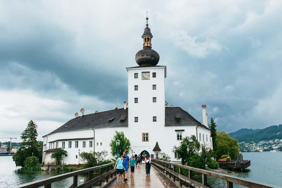 Vienna: Hallstatt & Alpine Peaks Day Trip with Skywalk Lift - Guides who keep the day on track