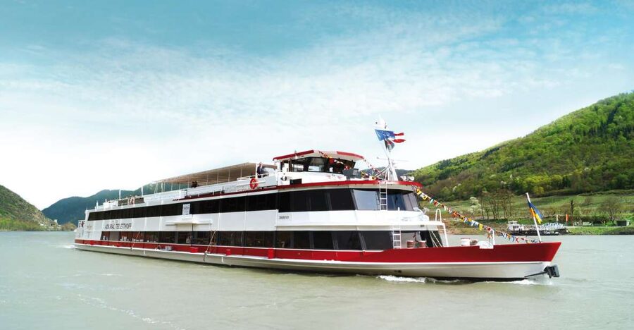 Vienna: Heurigen Cruise with Viennese Songs and Buffet - Wiener Lied music, requests, and sing-alongs