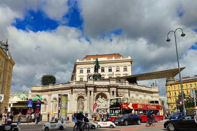 Vienna Highlight Tour - yue walk - The Hofburg and its inner court