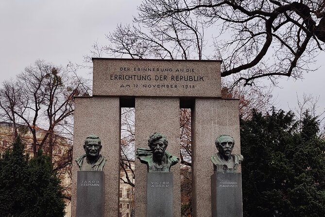 Vienna Highlight Tour - yue walk - Heldenplatz and Maria Theresien Square