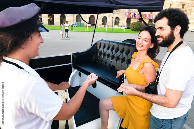 Vienna Oldtimer Tour (60 min) Incl. bottle of Prosecco - Starting at the Albertina