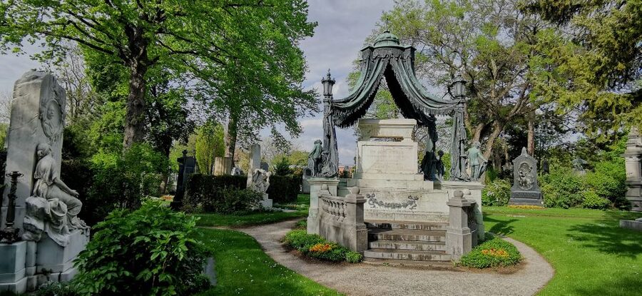 Vienna: Private Walking Tour of the Central Cemetery - Meeting Christian Pacic at the second gate
