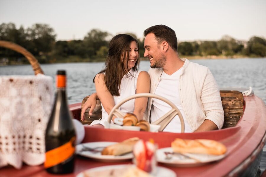 Vienna: Retro Boat Tour on the Danube River with Picnic - Arriving at the restaurant and getting on board