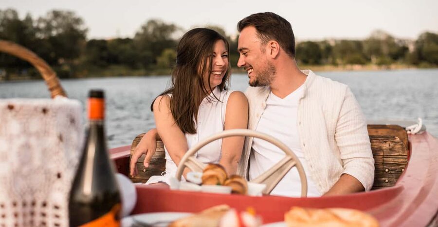 Vienna: Retro Boat Tour on the Danube River with Picnic - What comes in the picnic basket