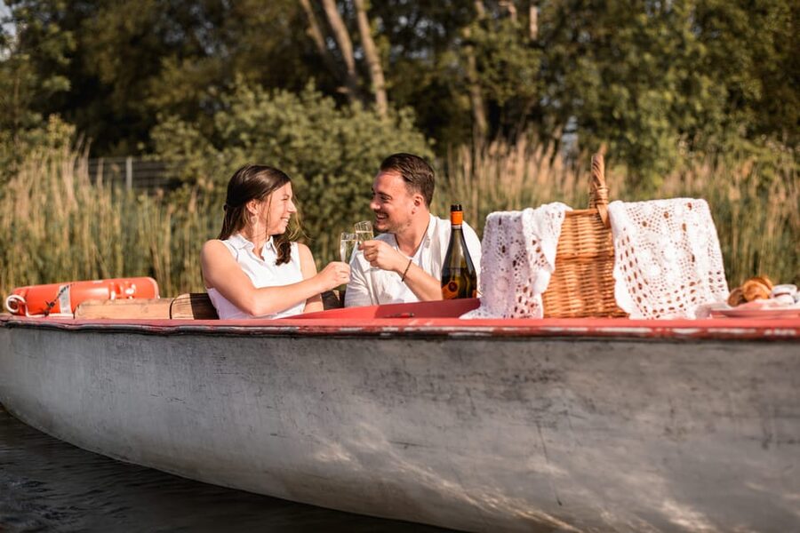 Vienna: Retro Boat Tour on the Danube River with Picnic - Simple planning tips before you book