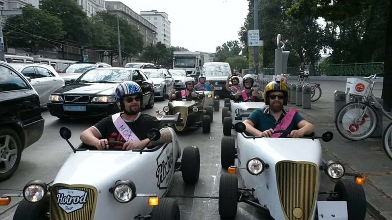 Vienna: Sightseeing Tour in Hotrod - Hofburg Palace and the photo break