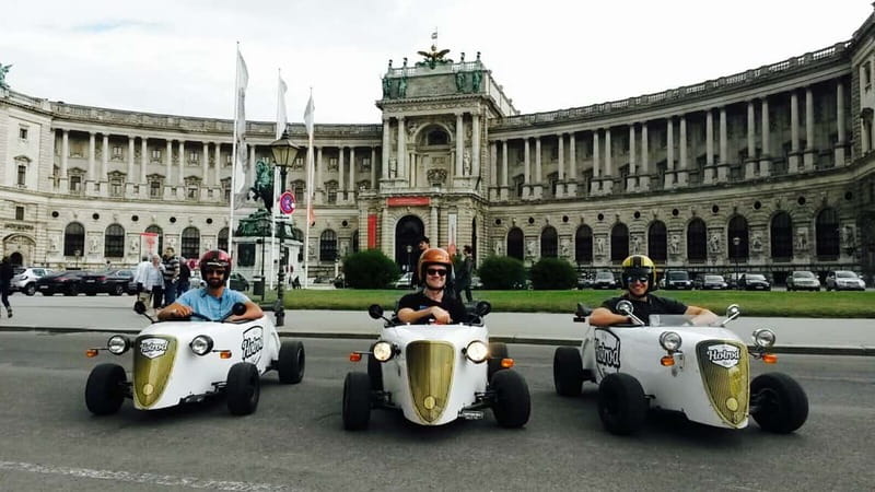 Vienna: Sightseeing Tour in Hotrod - The garage briefing makes the first minutes easier