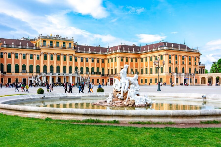 Vienna: Skip-the-Line Schönbrunn Palace and Gardens Tour - What the guide adds to the palace visit