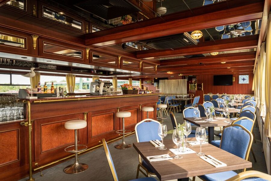 Vienna: Sunset Summer Cruise - Live music and the mood onboard