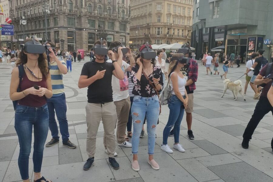 Vienna: Time Traveling Virtual Reality Sightseeing Tour - How the VR equipment works on a walking route