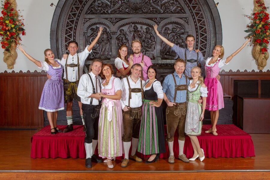 Vienna: Traditional Dinner Show at the Wiener Rathauskeller - Key points at a glance