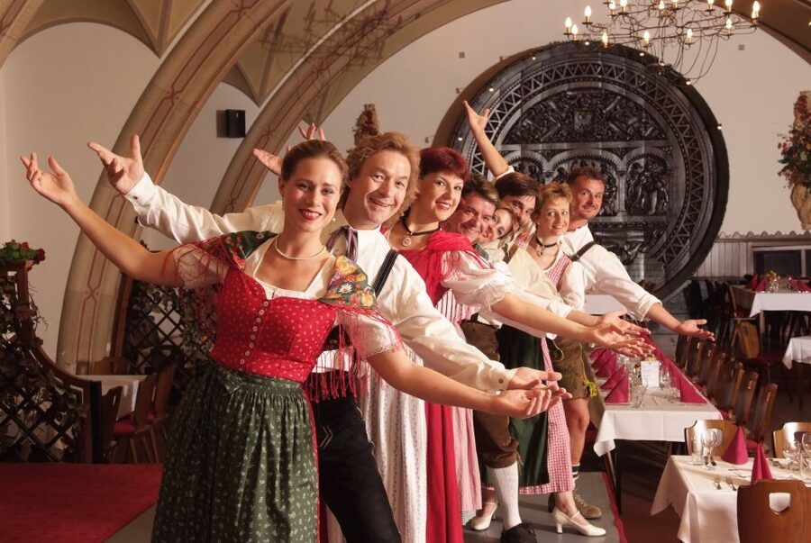 Vienna: Traditional Dinner Show at the Wiener Rathauskeller - Salzburg, The Sound of Music, and familiar melodies