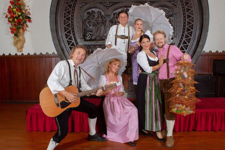 Vienna: Traditional Dinner Show at the Wiener Rathauskeller - The final scene, Vienna’s polkas and waltzes
