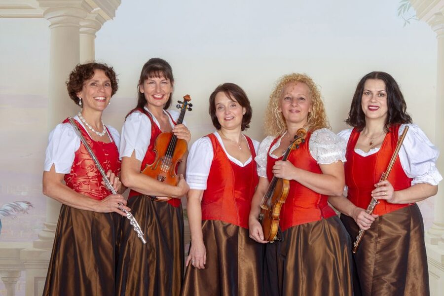 Vienna: Traditional Dinner Show at the Wiener Rathauskeller - Drinks, service, and the pace of the evening
