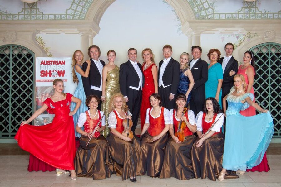 Vienna: Traditional Dinner Show at the Wiener Rathauskeller - Who will enjoy this dinner show most