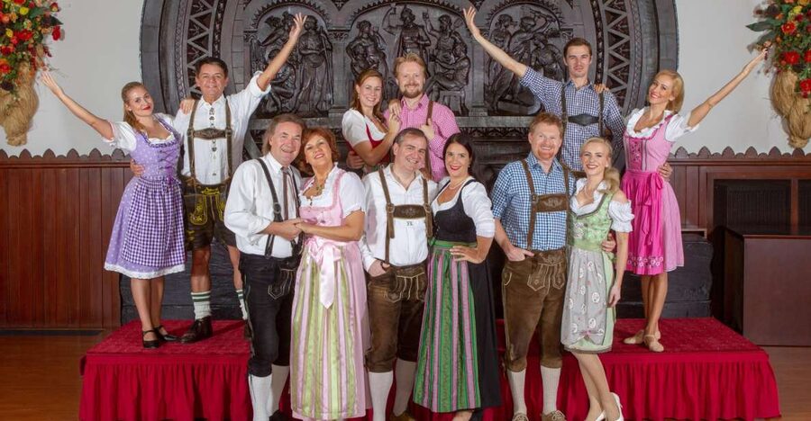 Vienna: Traditional Dinner Show at the Wiener Rathauskeller - The opening scene, Alpine music and the Zillertal Wedding March