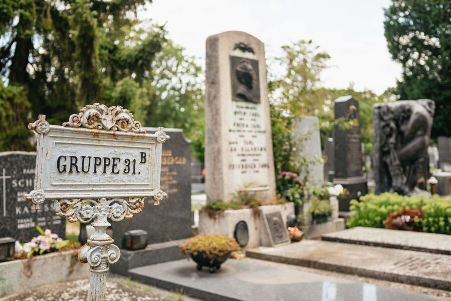 Vienna: Vienna Central Cemetery Guided Walking Tour - What the two-hour route gives you