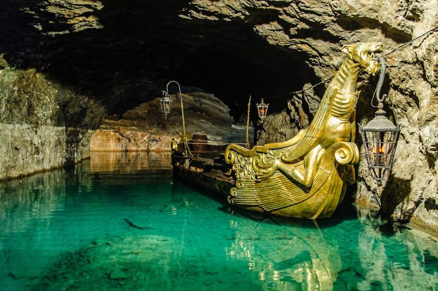 Vienna: Vienna Woods Tour with Underground Lake and Wine - Key points at a glance