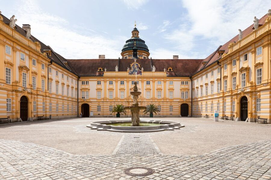 Vienna: Wachau Valley, Melk Abbey Tour with Danube Boat Trip - Dürnstein, castles, and a famous captive king