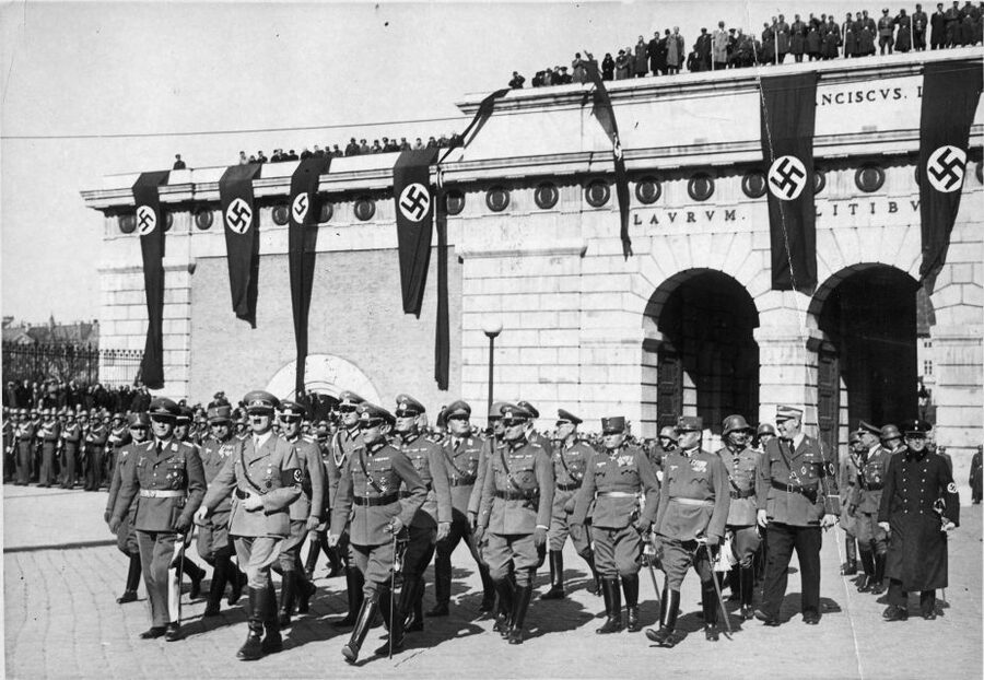Vienna: World War II Historical Walking Tour - Starting beside the Albertina and the Opera House