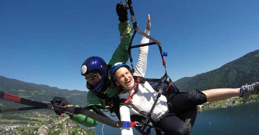 Villach/Ossiachersee: Paragliding "Action" Tandemflug - Preparing for the Gerlitzen Launch