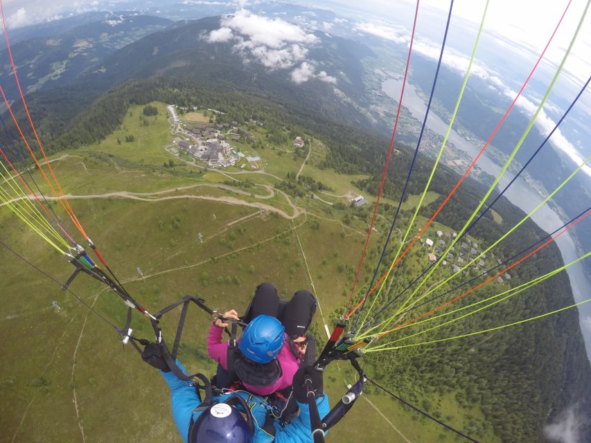 Villach/Ossiachersee: Paragliding "Action" Tandemflug - Landing on a Large Open Area