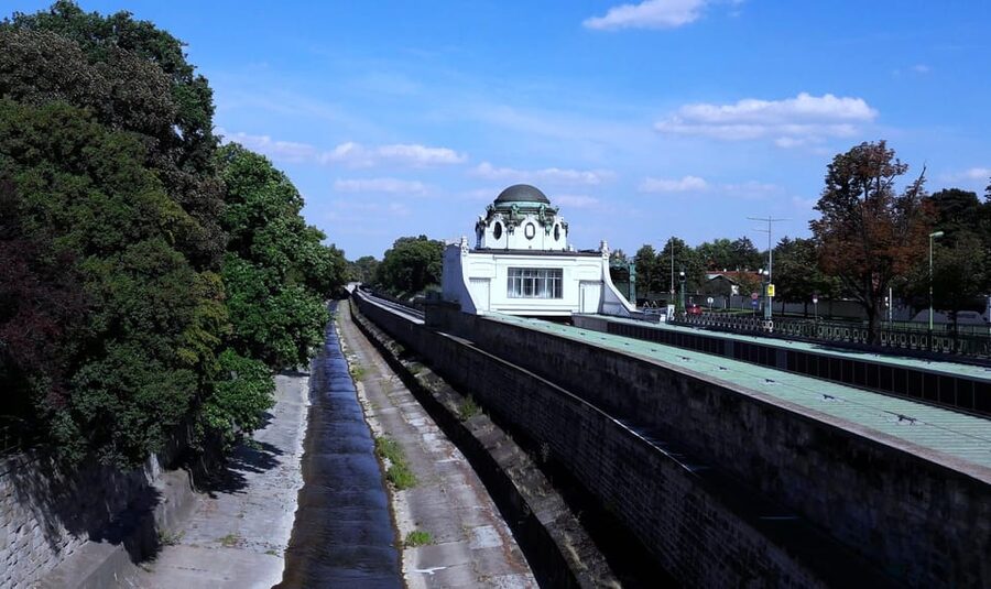 Wien: Tours with locals by public transport & walking - Why public transport is the real subject